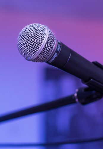 Mikrofon vor blau-violettem Hintergrund